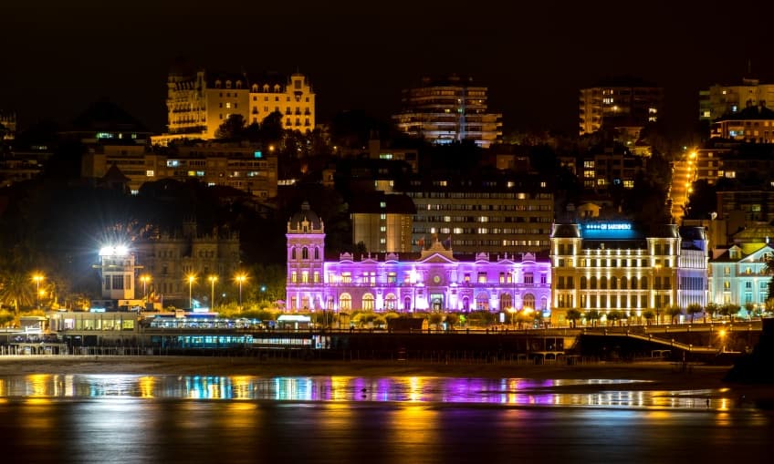Gran Casino de Santander iluminado de noche